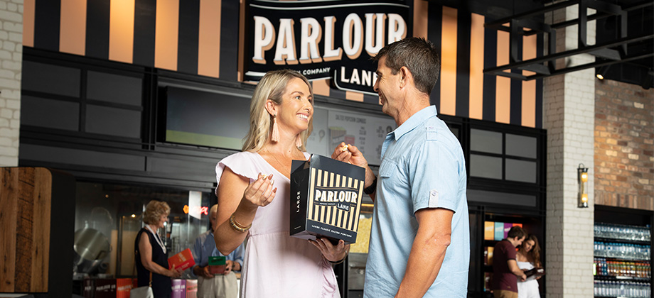 event-cinema-couple-eating-popcorn